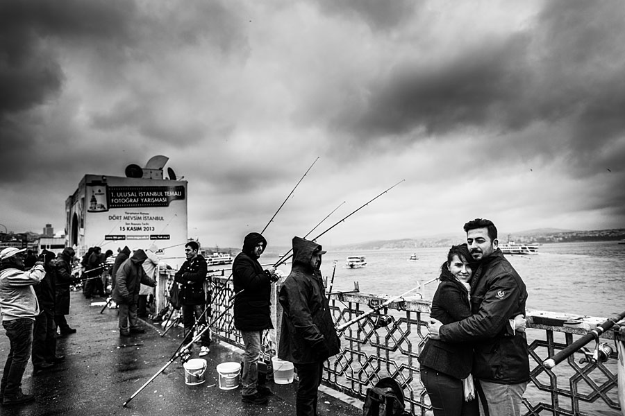 Brücke auf Bosporus mit Anglern in Istanbul Paarfoto