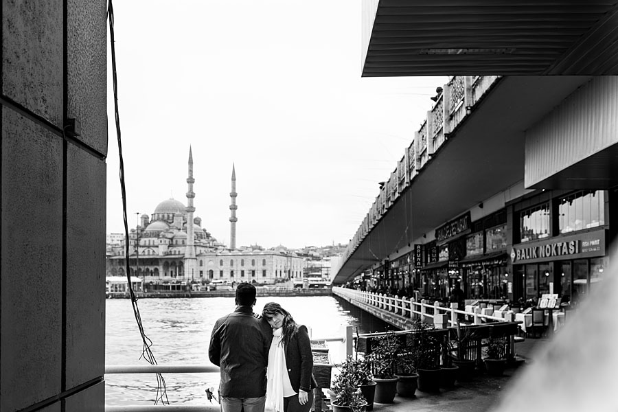 Brücke in Istanbul im Hintergrund Moschee mit verliebtem Paar