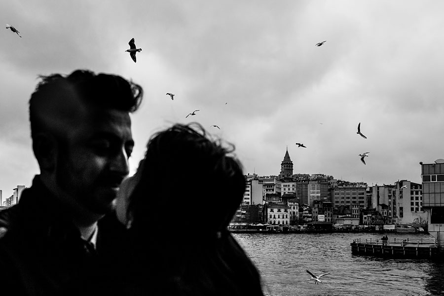 Paar steht in Istanbul am Bosporus - Lovestory