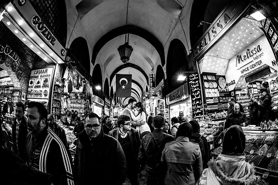 verliebtes paar steht sich gegenüber im grande bazar istanbul