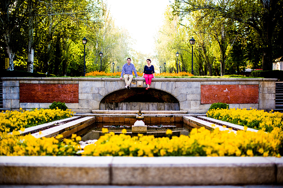 Paar verliebt im Retiro-Park paarshooting lovestory