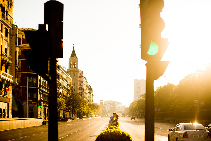 Paar auf Straße in Madrid - verliebt im Sonnenuntergang