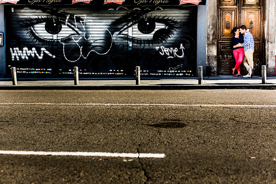 Paar auf der Straße in Madrid mit grafitti verliebt