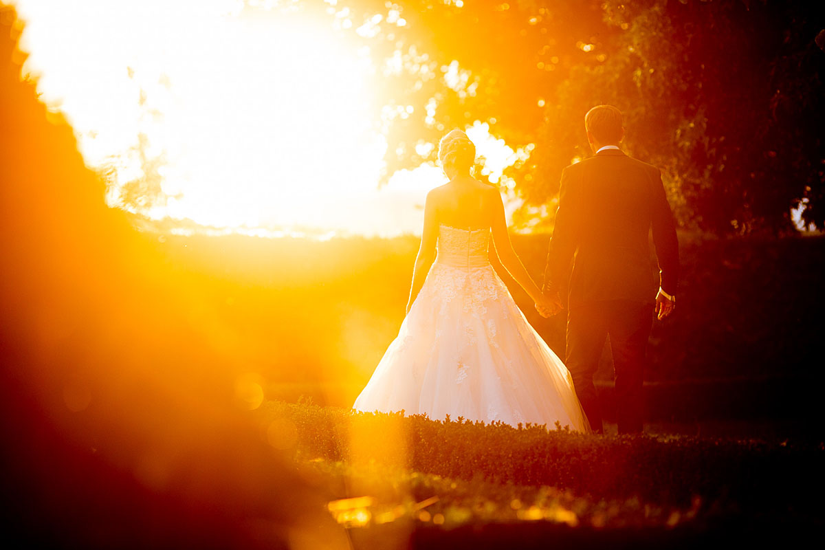 Hochzeitsfotografie, Reportage, Braut und Bräutigam in Luxembourg Mondorf richtung sonnenuntergang