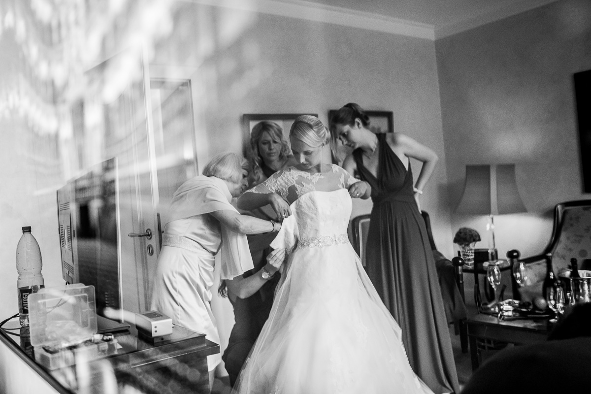 Braut hüpft in Brautkleid - Eltville Fotografie Hochzeit