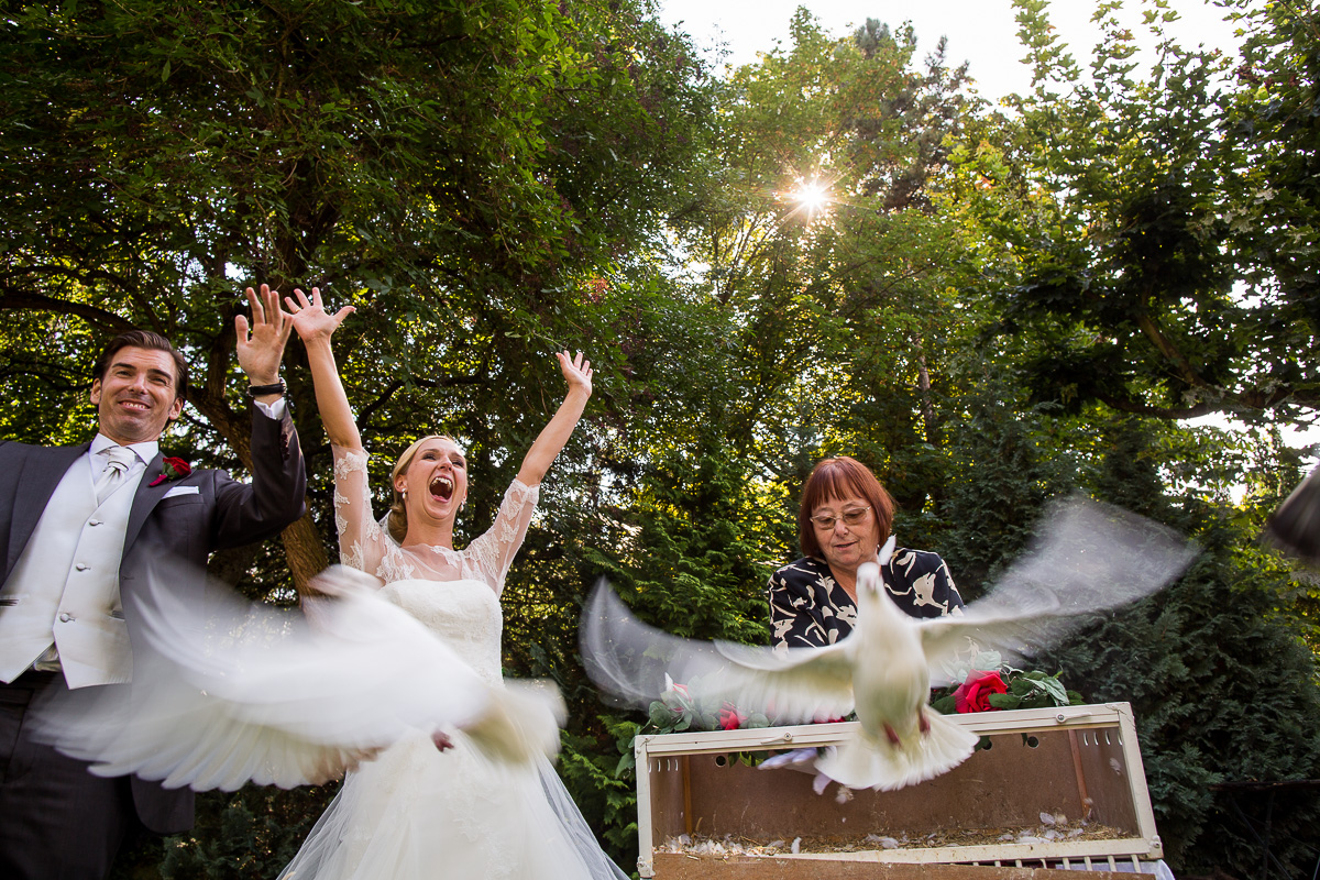 Tauben fliegen - Kronenschloesschen Eltville Garten Braut Bräutigam