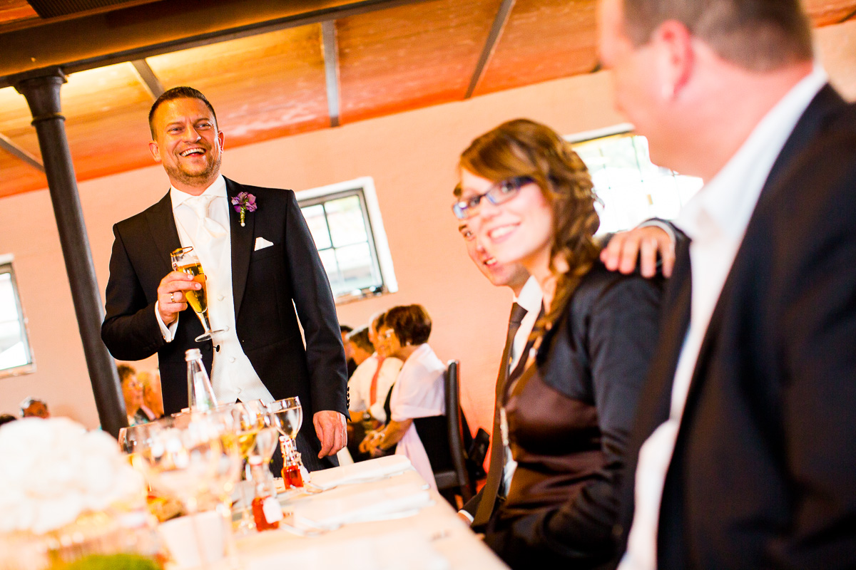 Anstoßen auf der hochzeit