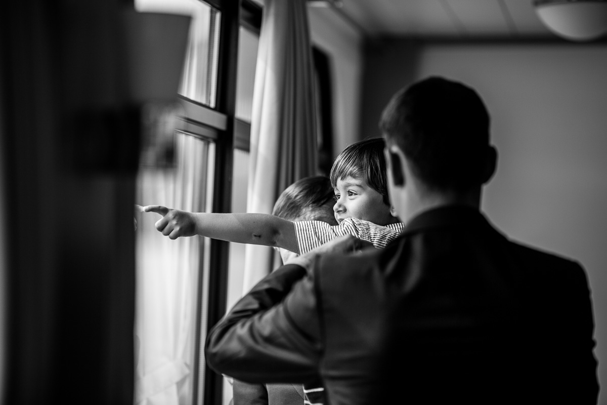 Hochzeit, Kind schaut aus Bootfenster