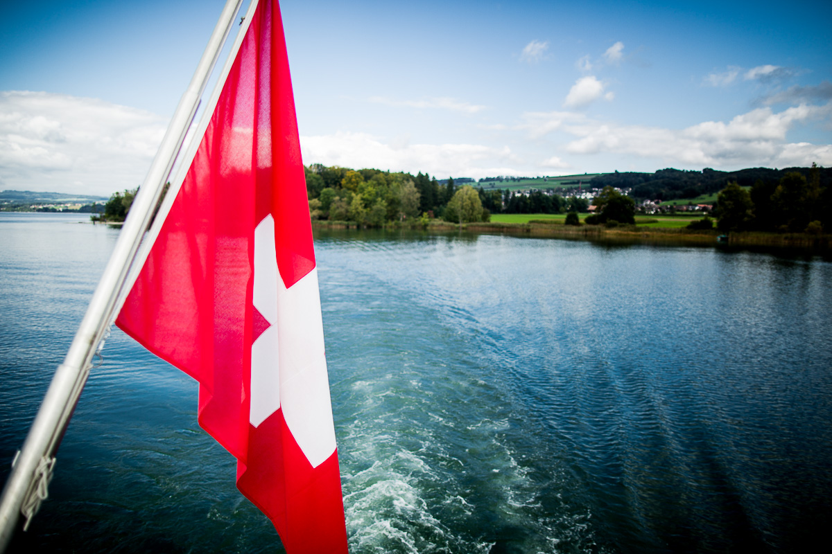 Schweizer Flagge - Hochzeitfotograf Schweiz Reportage Hallwill