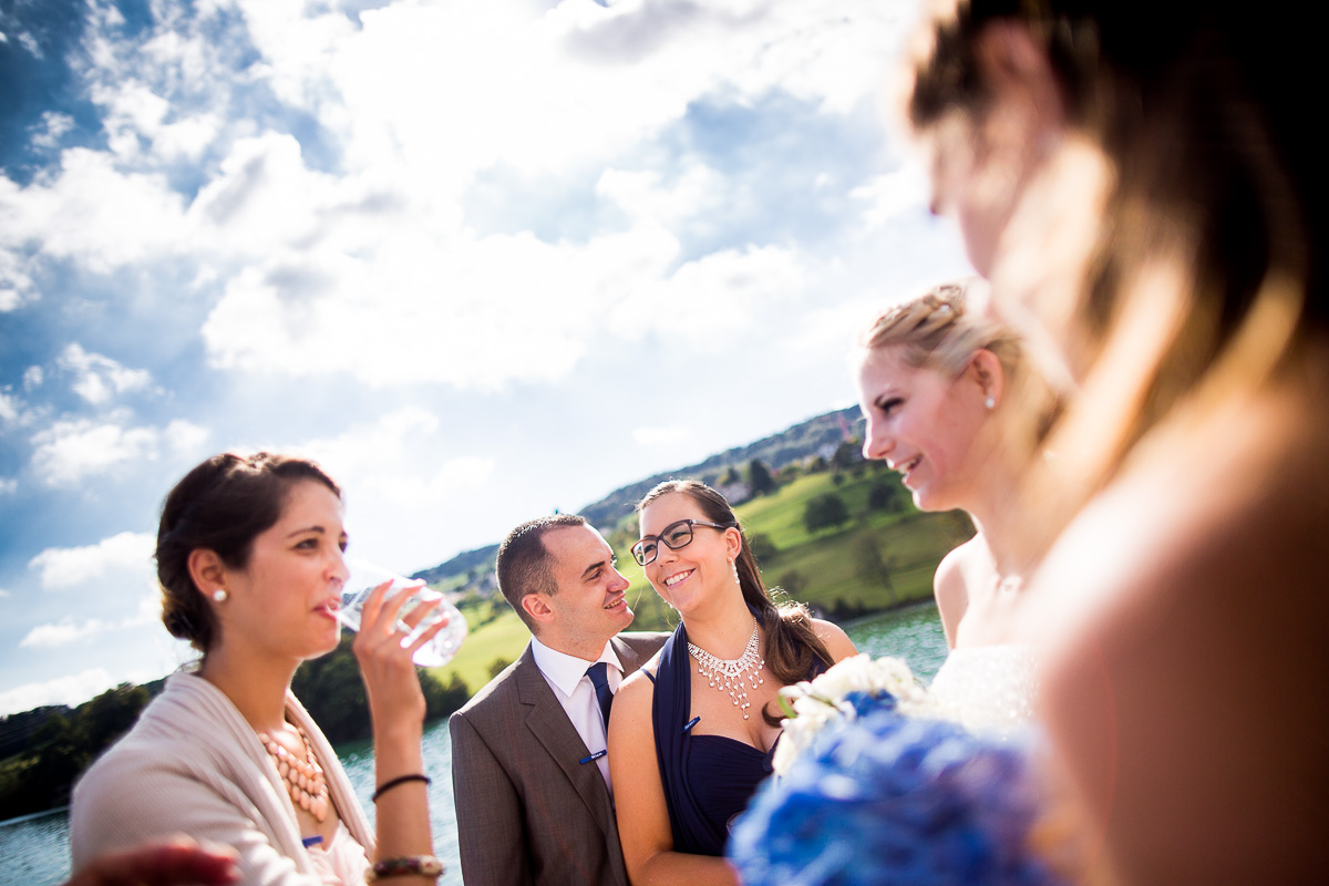 Paar freut sich auf Hochzeit am Hallwillersee auf einem Boot