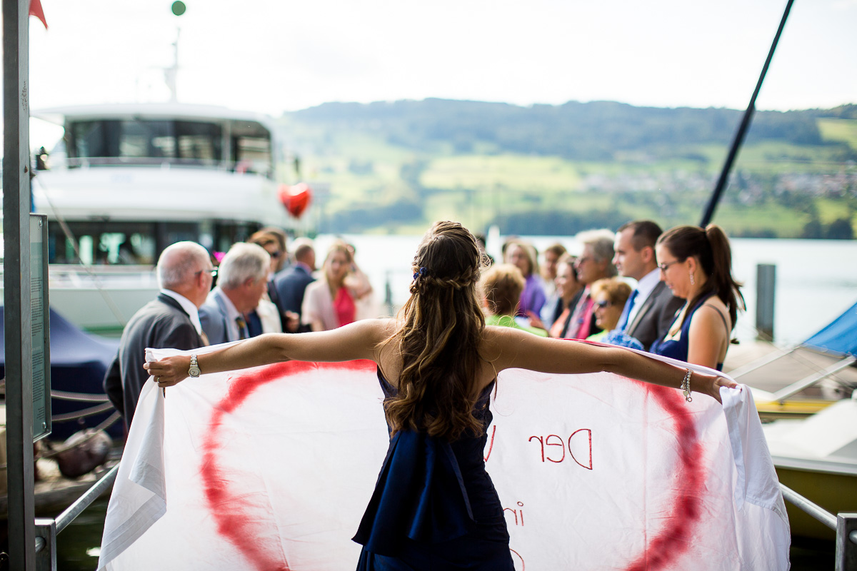 Stoffherz durschneiden auf Hochzeit in der Schweiz