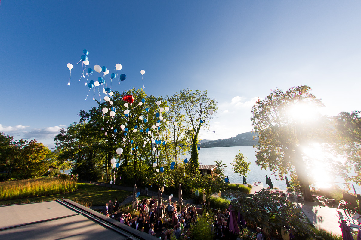 Luftballons Steigen lassen am See Hotel Seerose Hallwill