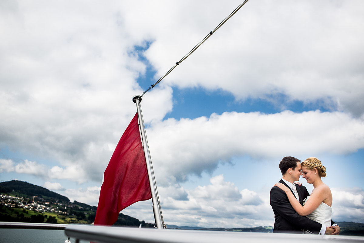 Brautpaarshooting auf Boot in der Schweiz mit Schweizer Flagge