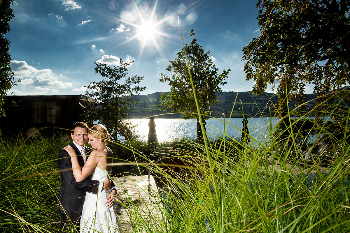 hübsches Brautpaar am See im Schilf