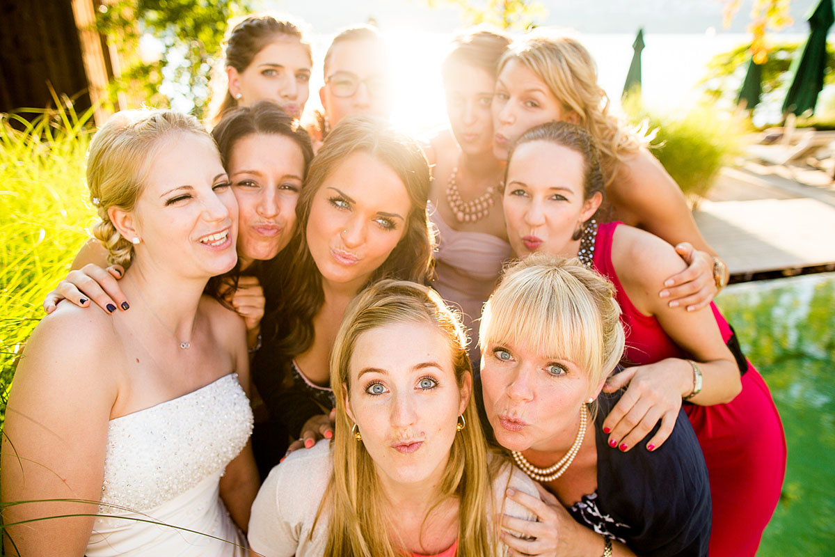 Hübsche Braut mit Brautjungfern - Foto auf Hochzeit