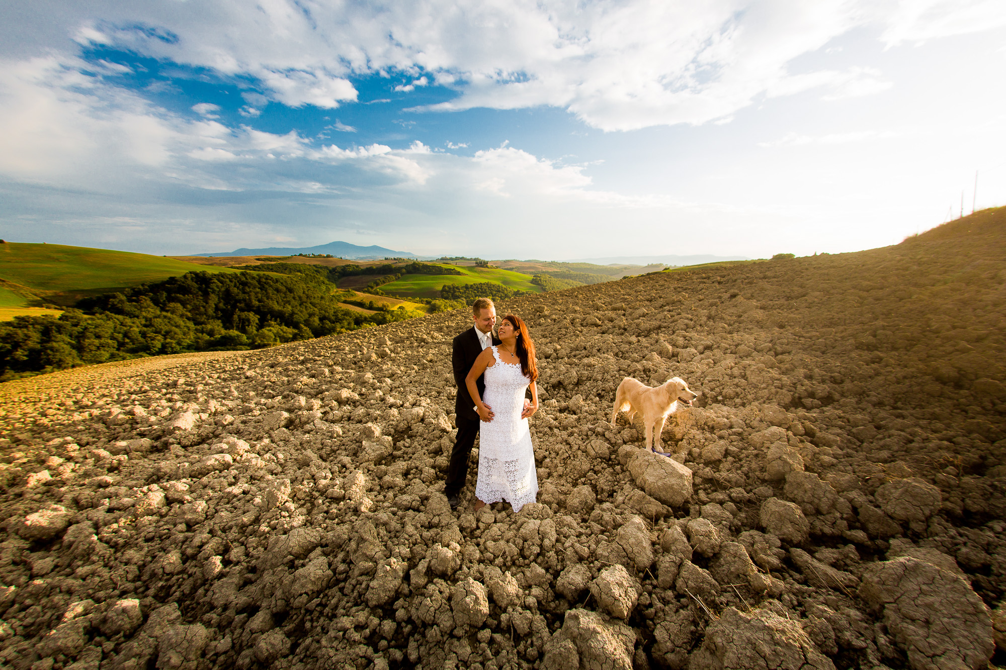 Hochzeitsbilder mit Hund in der Toscana in Italien - Traumhafte Landschaft