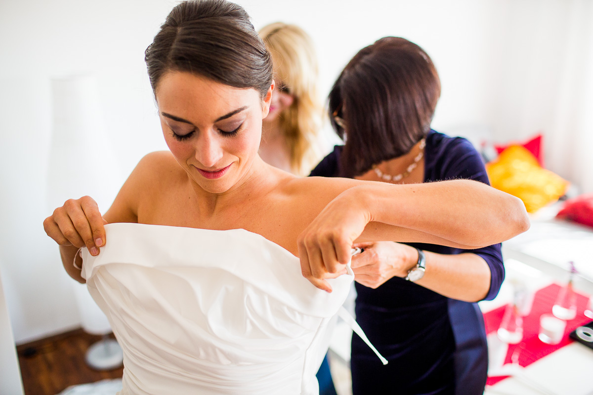 Hochzeitskleid anziehen