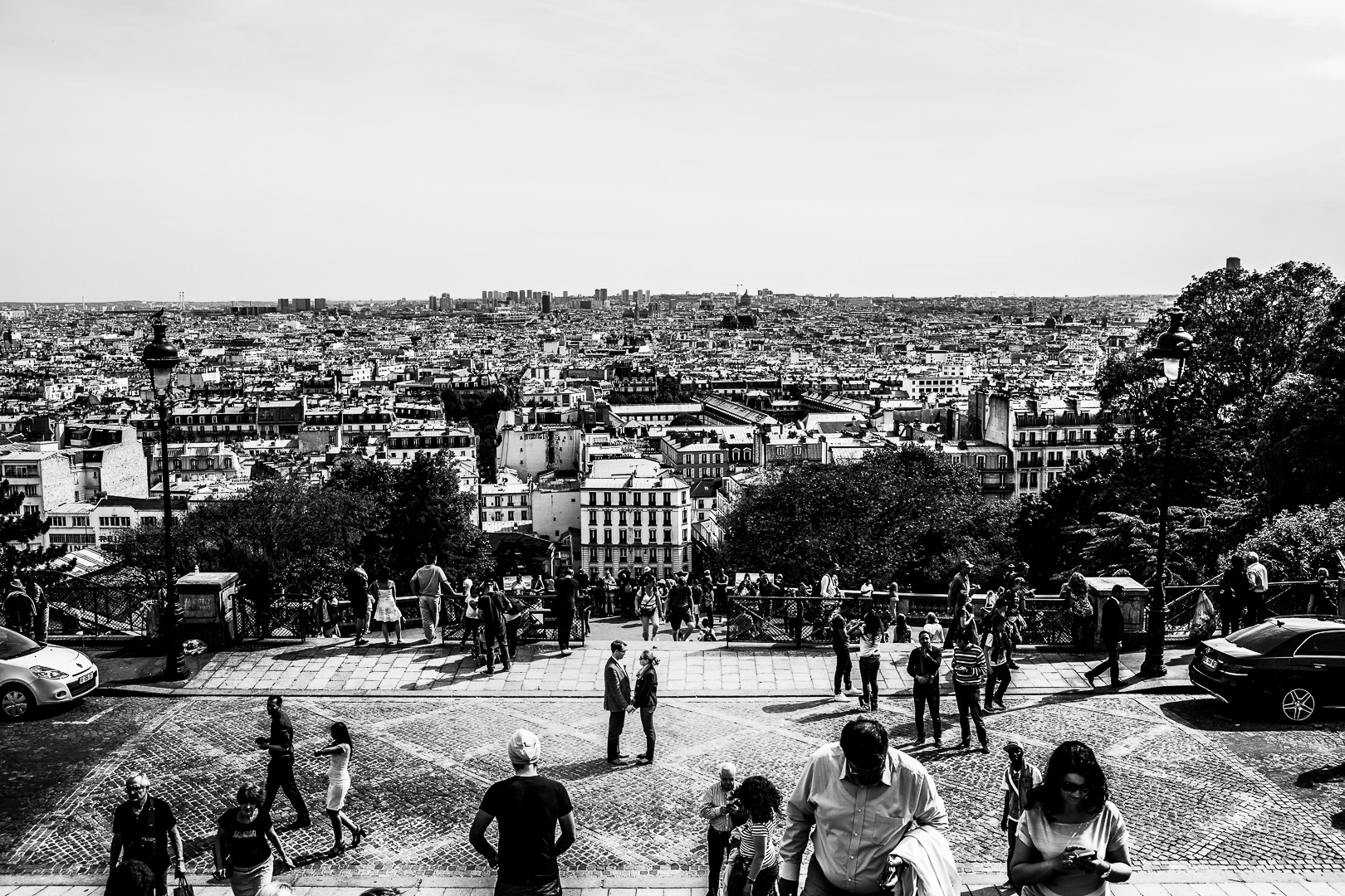 Mont Matre - Kirche in Paris - heiraten - verliebtes Paar - Paarfotos