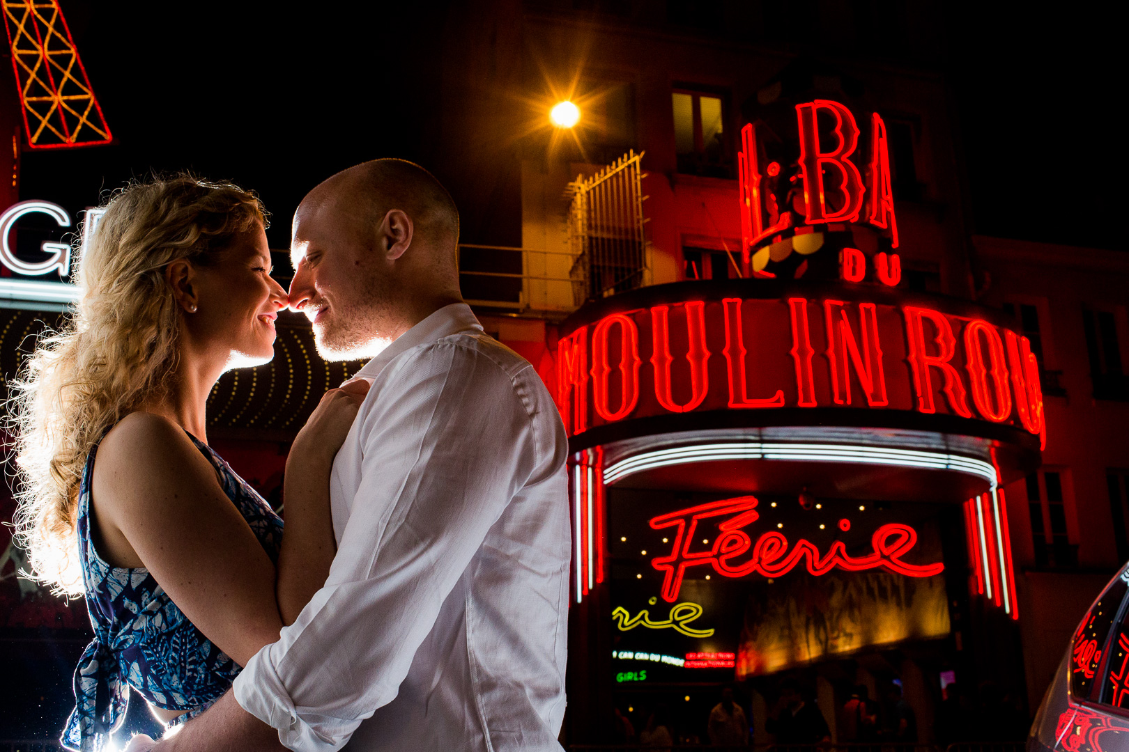 Paarfotos nachts vor dem Moulin Rouge - Liebe - Shooting - Fotograf