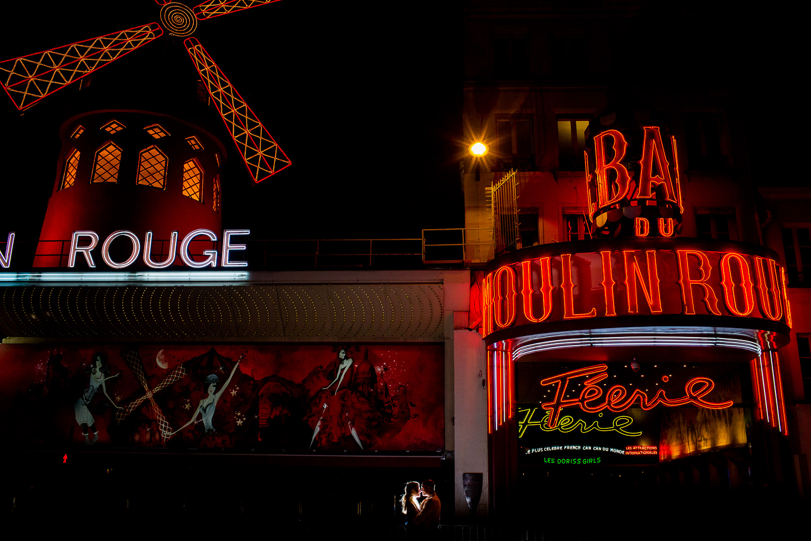 Paarfotos nachts vor dem Moulin Rouge - Liebe - Shooting - Fotograf