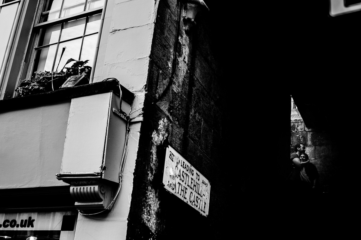 Engagement und Paarshooting in Edinburgh straßen streets
