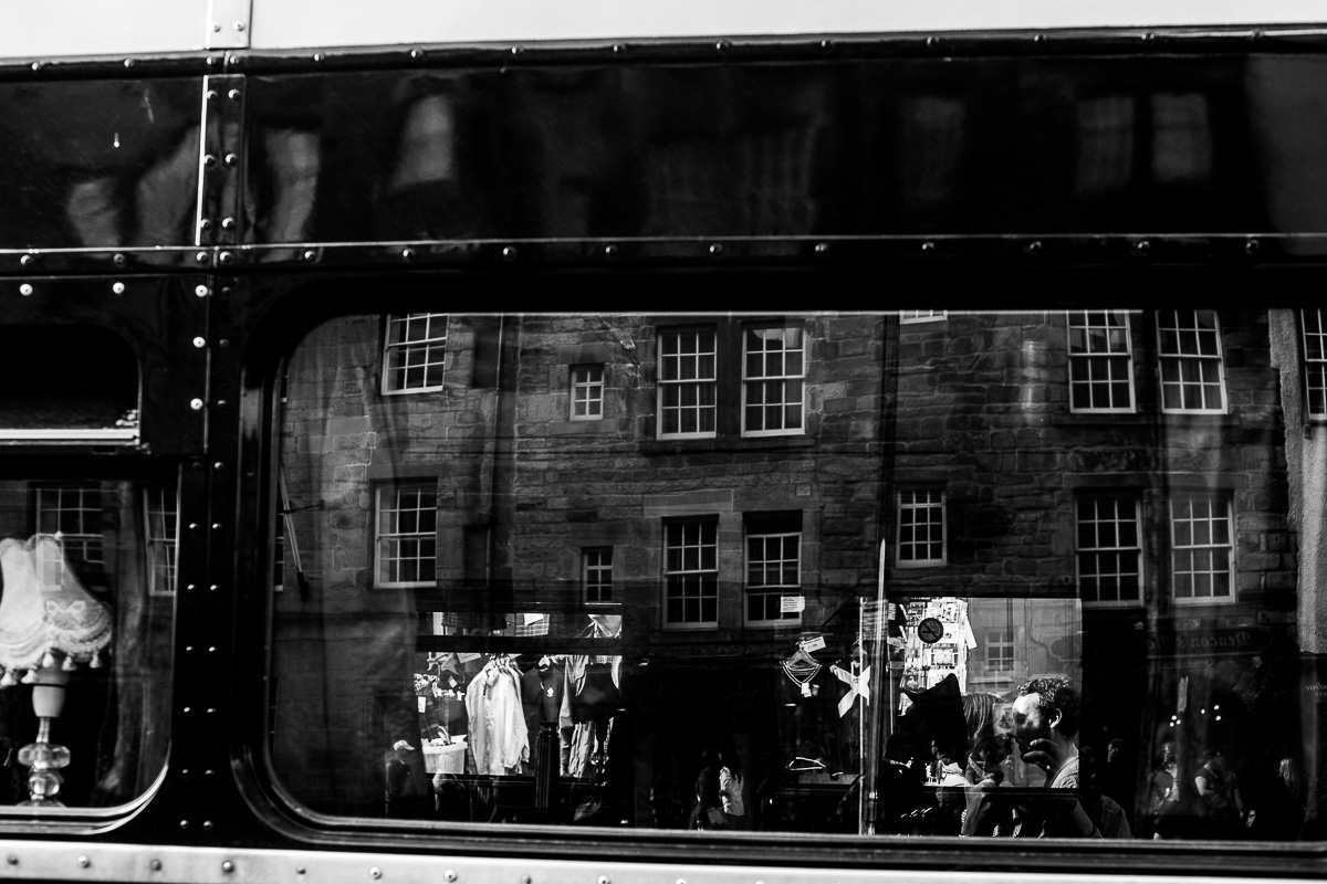 Engagement und Paarshooting in Edinburgh bus station kiss