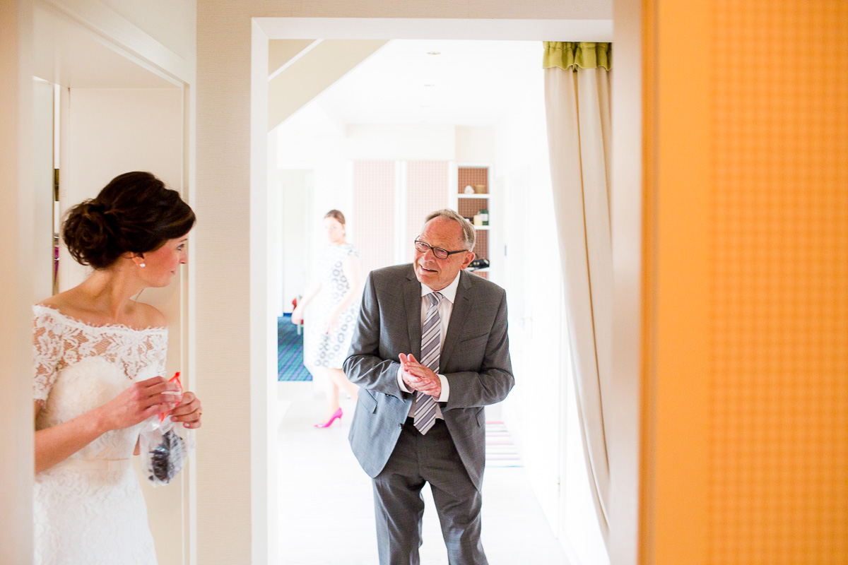 Opa sieht Braut und freut sich - erster Blick auf Braut Hochzeit