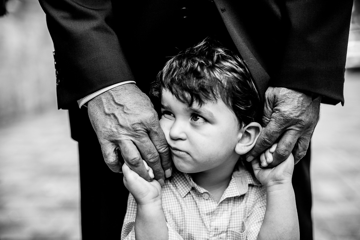 Kind Opa Hände Kind hält sich fest vor Trauung Hochzeit Blumenkind