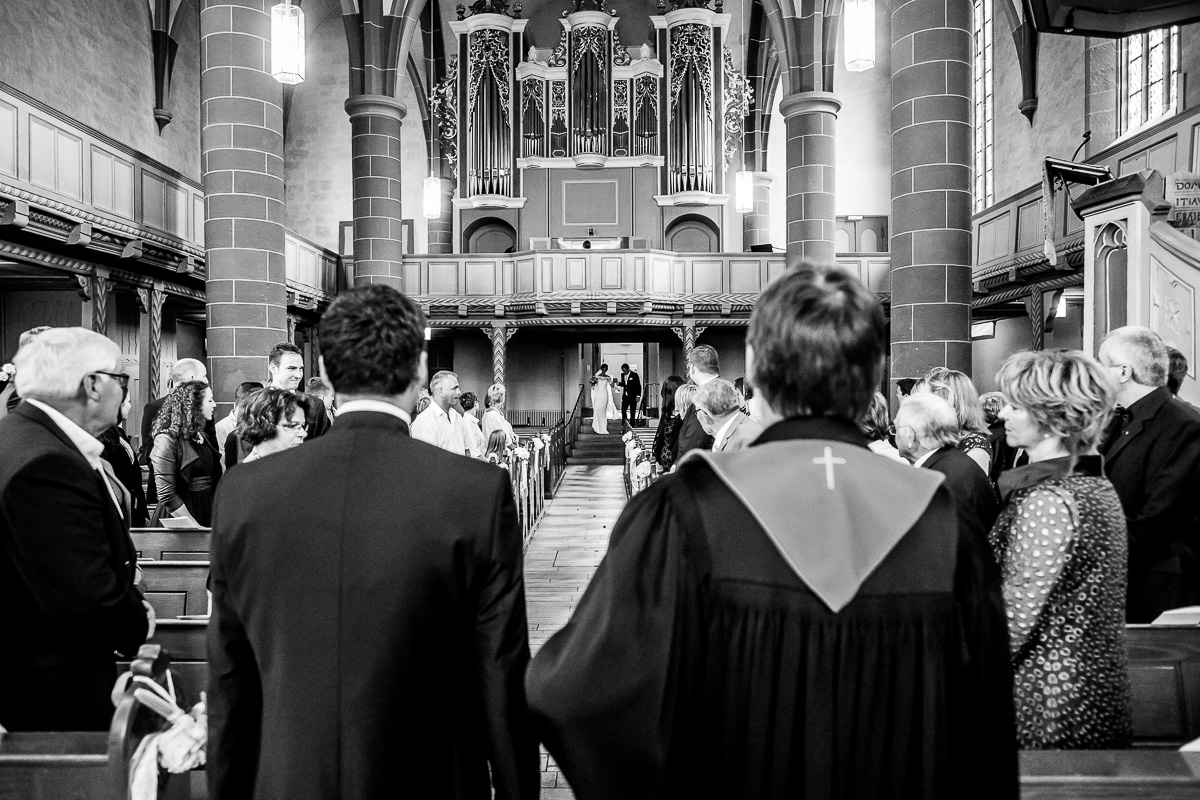 Braut läuft mit Bräutigam in Kirche in Kassel