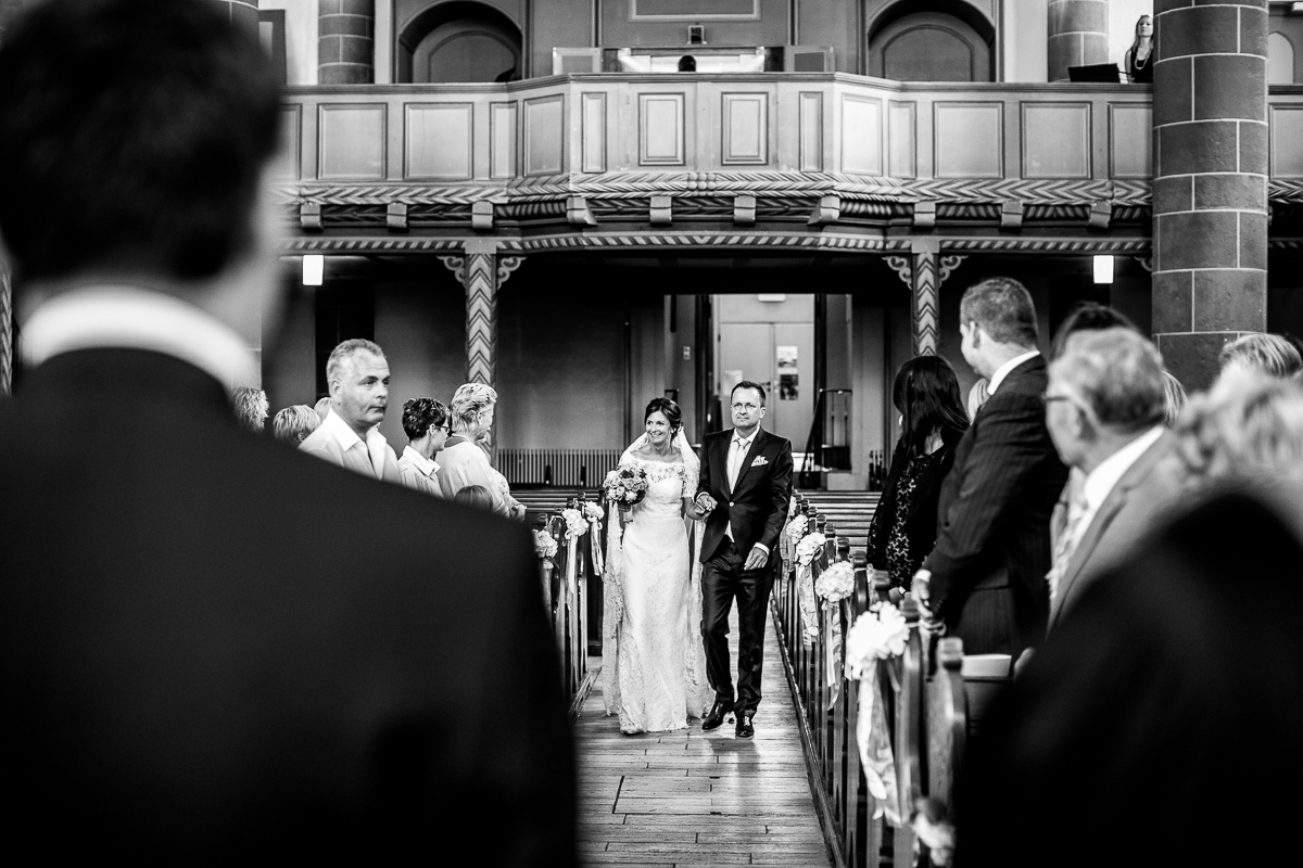 Braut und Brautvater altar hochzeit emotional Kirche