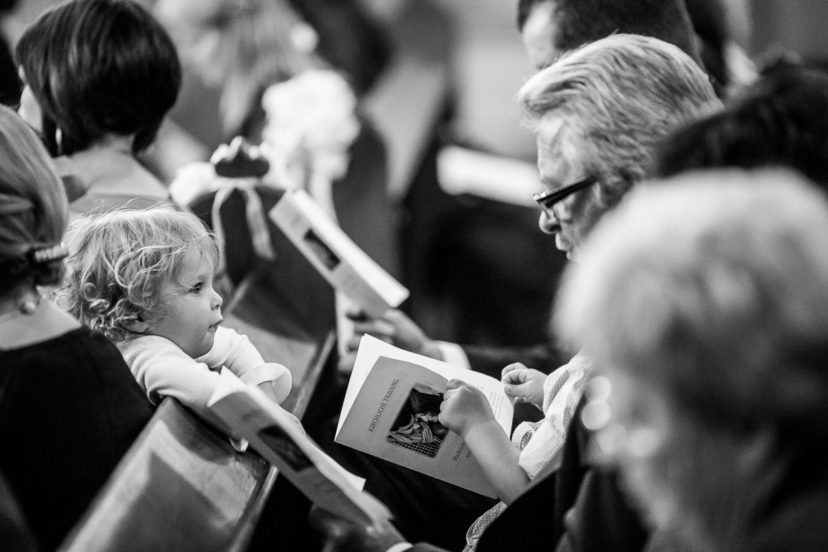 Kinder auf Hochzeit schauen in der Kirche nach hinten