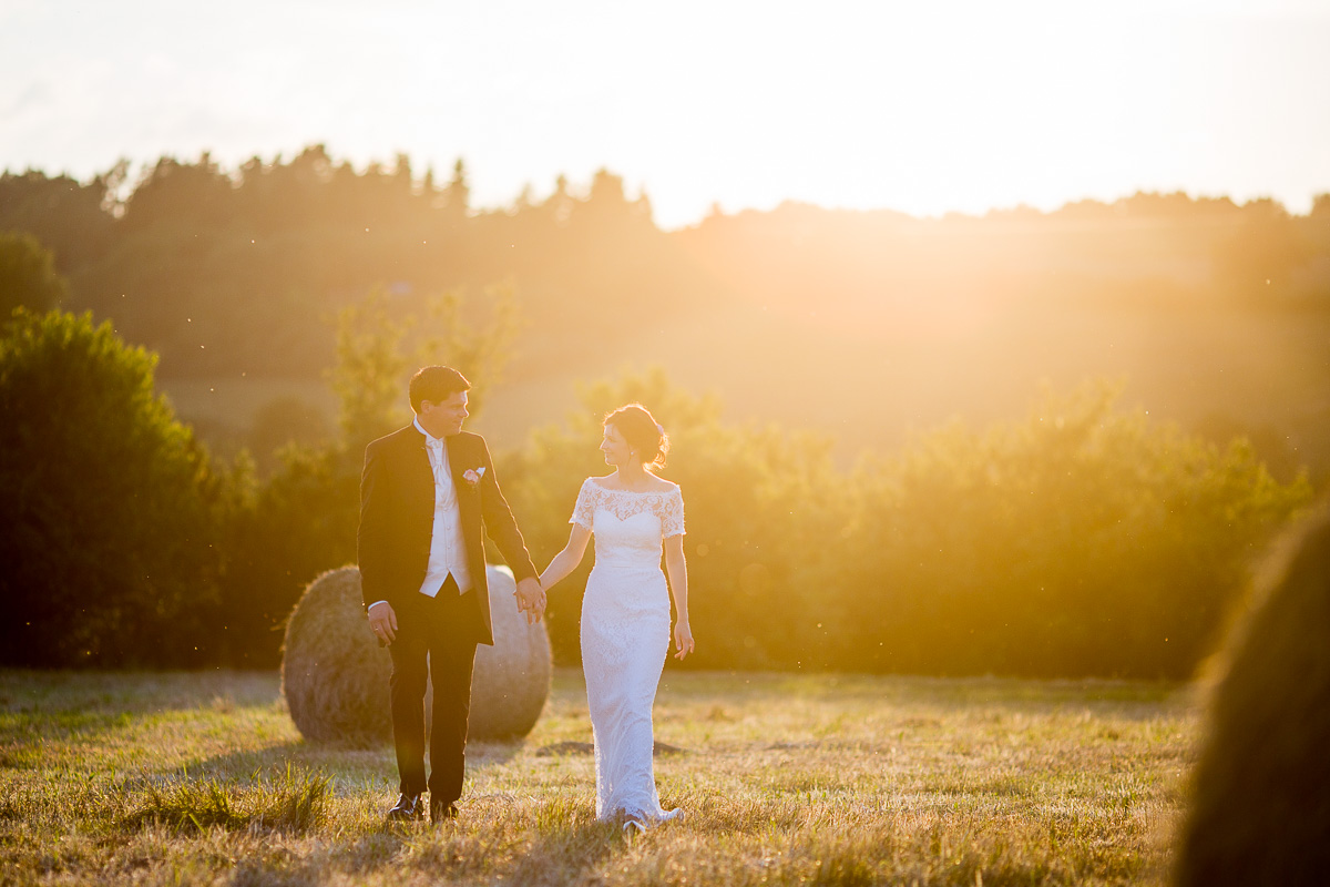 Strohballen und Sonnenuntergang