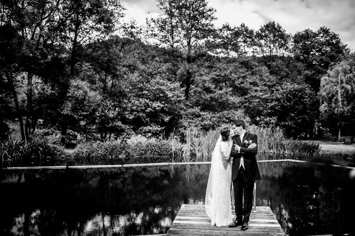 Braut küsst ihren hübschen Bräutigam im Kellerwald am Edersee