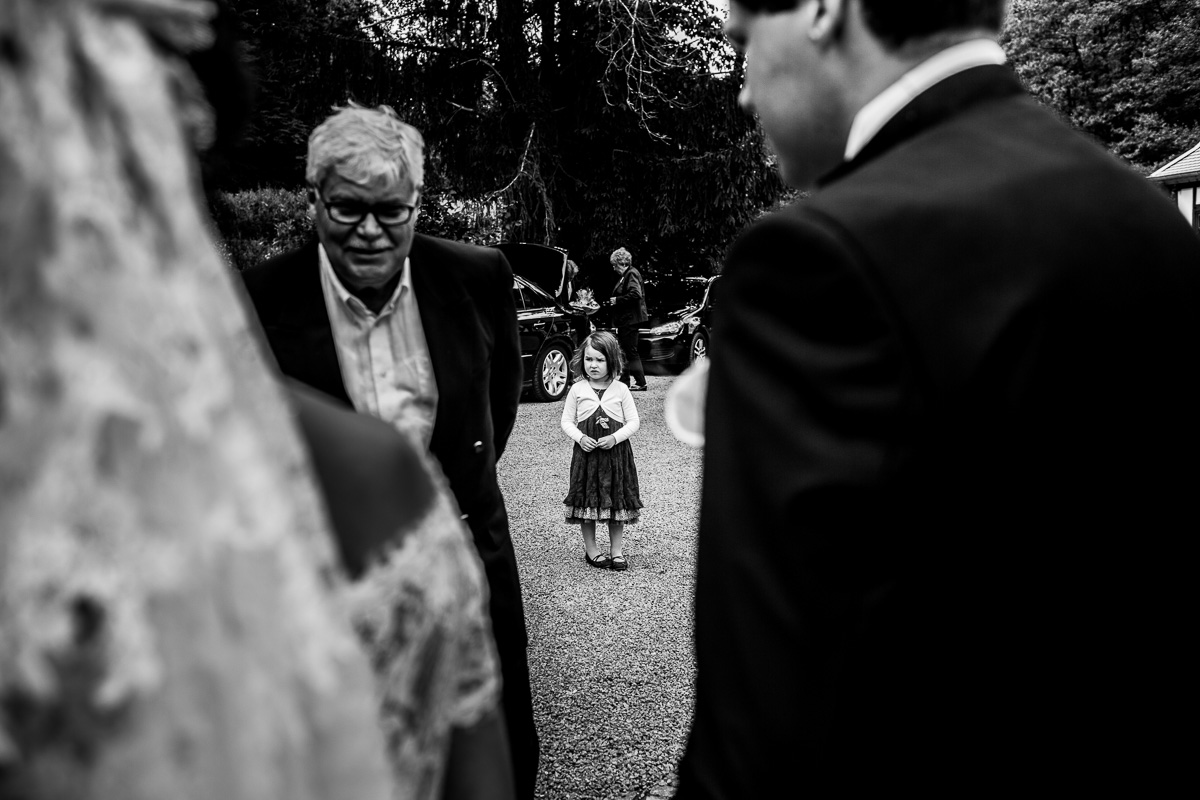 Kind steht im Eingang der Bärenmühle am Edersee Hochzeit