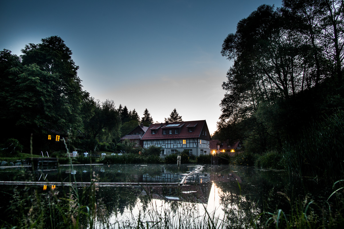 Garten der Bärenmühle in Ellershausen mit Badeteich am Abend