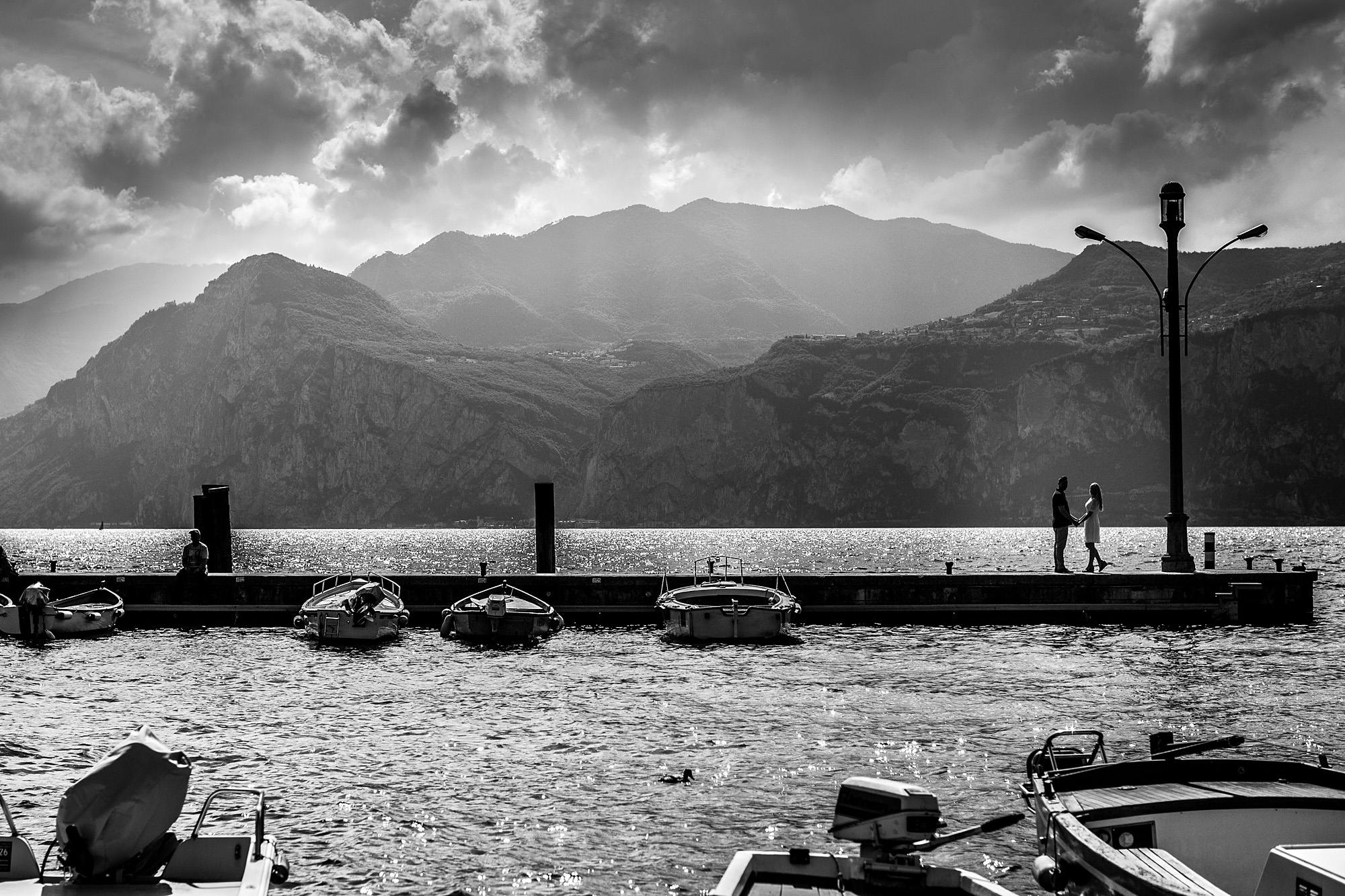 Paarshooting am Gardasee mit Berg Gardasee, Malcesine,Berg, Sommer, Wasser, verliebt, Paar