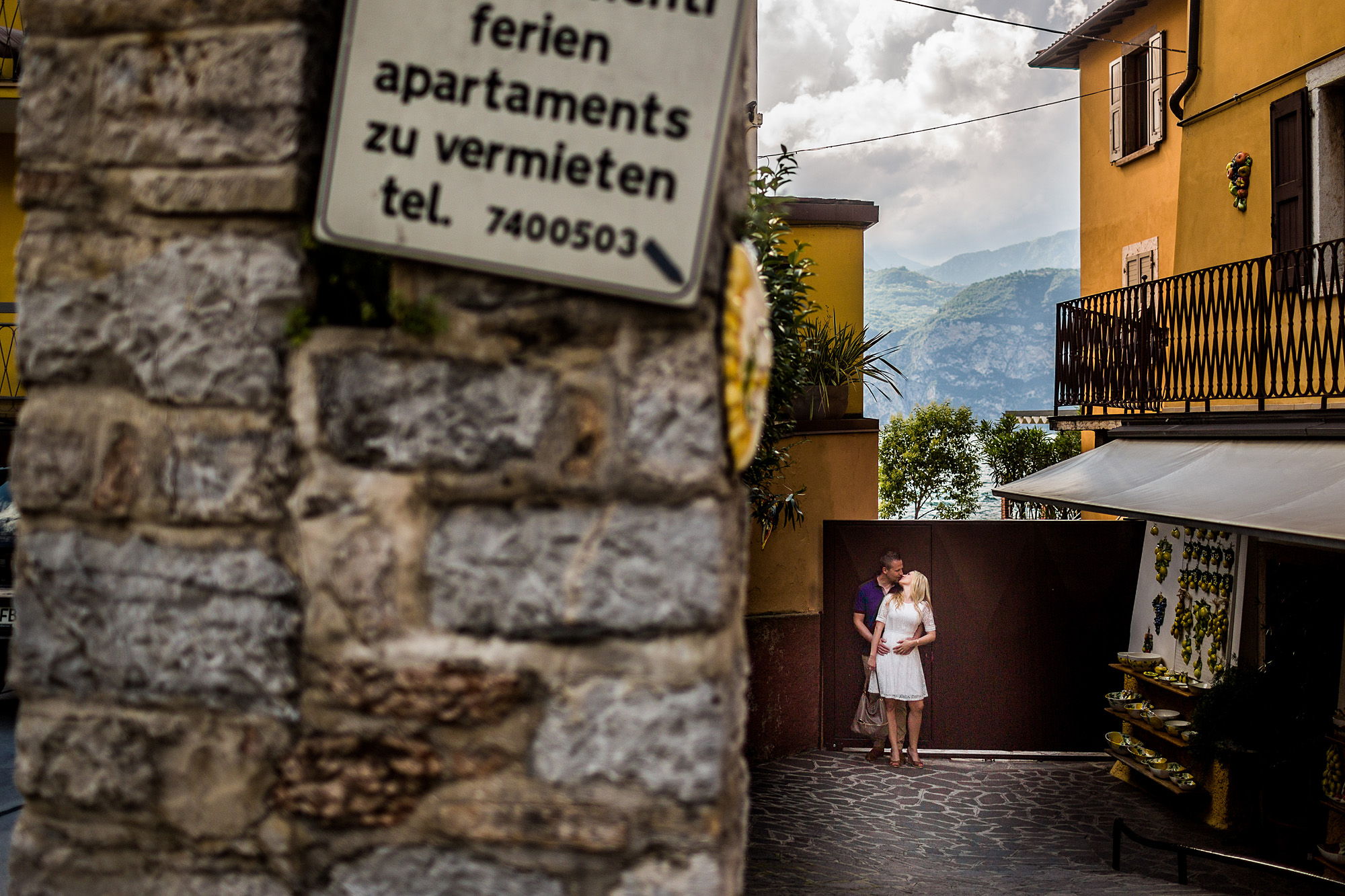 Verliebtes Paar mit Gardasee im Hintergrund Gardasee, Malcesine, stadt, ort, Paar,Sommer,verliebt, See