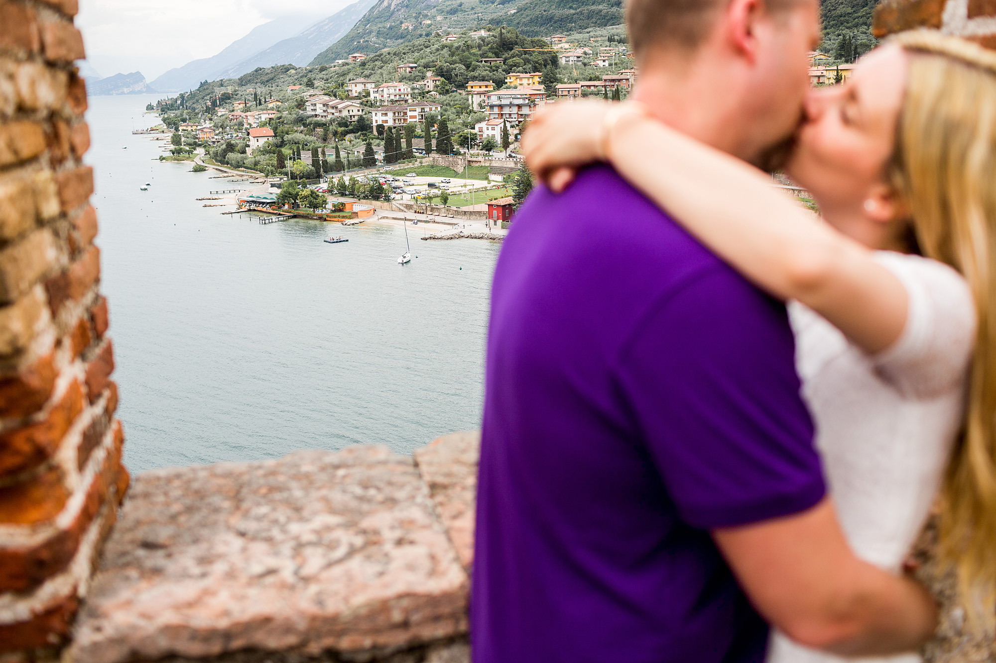 Paarshooting mit Blick auf Gardasee, Malcesine Gardasee, Malcesine, Hotels, Stadt, Italien, See, Landschaft, verliebt, Paar