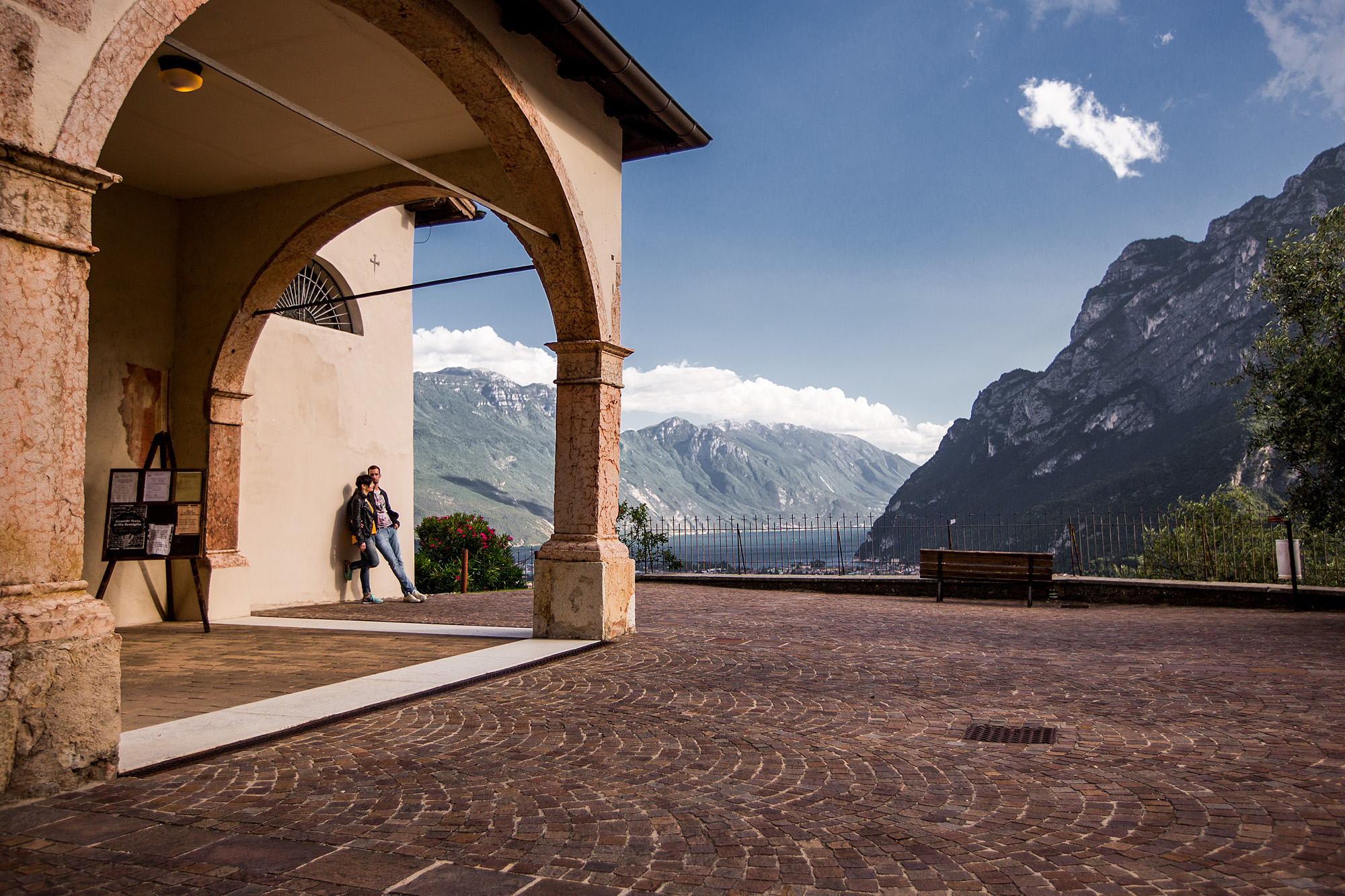 Gardasee, Garda, Aussicht, Landschaft, Paar, relaxed, Blumen, Berge