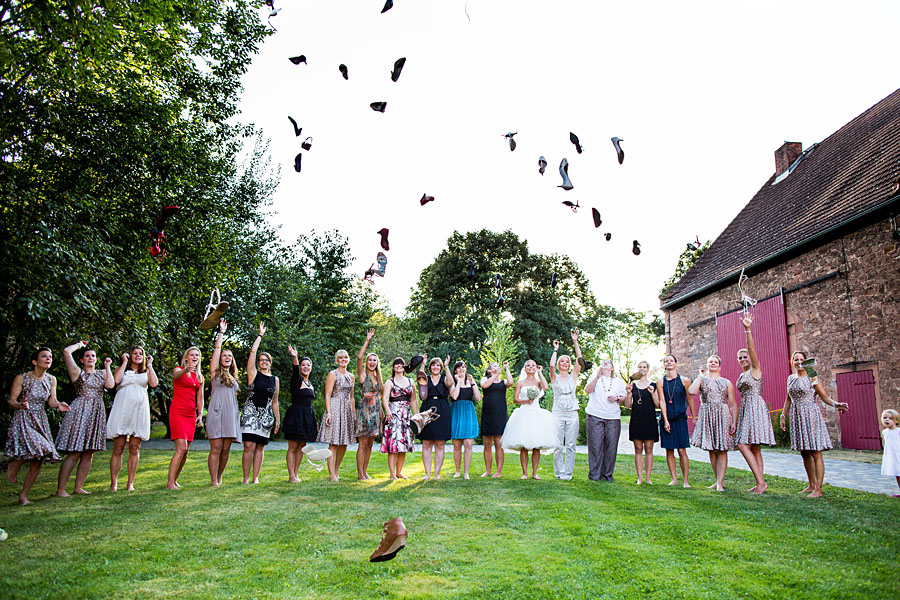 Frauen auf Hochzeit werfen Schuhe in die Luft Remise Mittelgründau