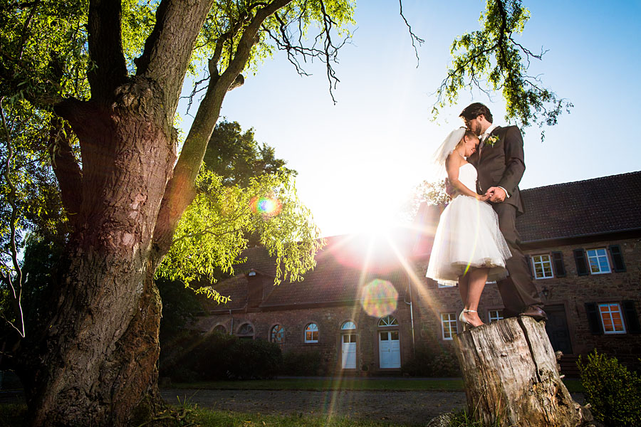 Modernes Hochzeitsbild mit Sonne im Gegenlicht