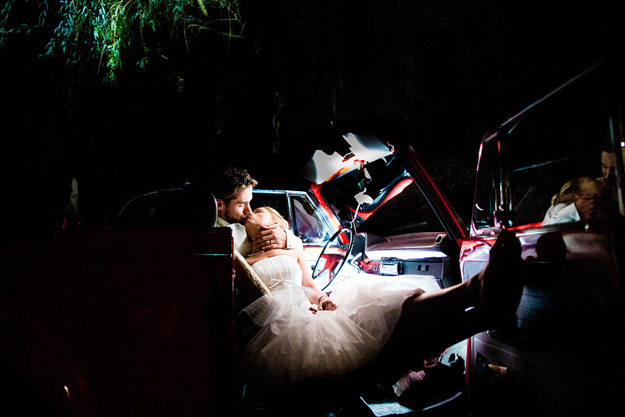 Brautpaar sitzt bei nacht in einem Vw Käfer