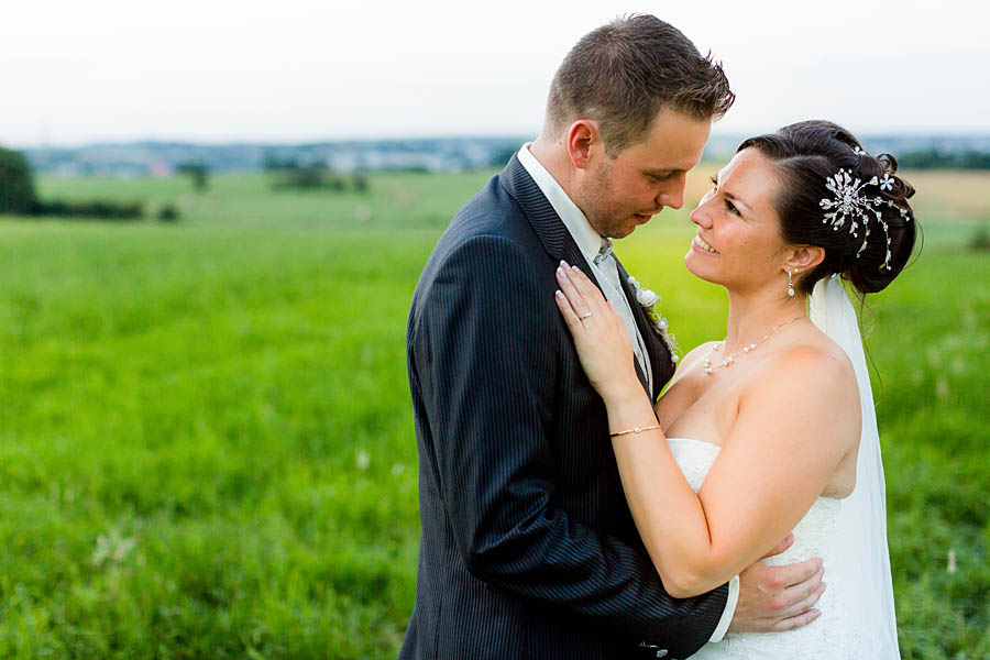 Braut und Bräutigam küssen sich auf Hofgut in Luxemburg