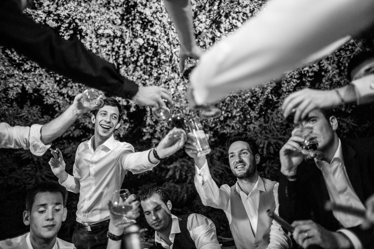Männer Trinken Zigarre Outdoor Waldhaff.lu Hochzeitsfotograf