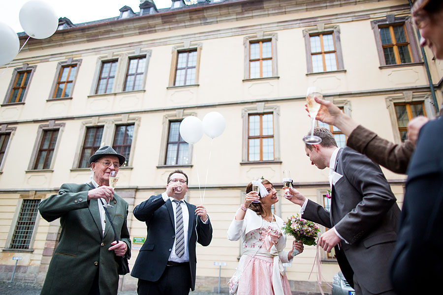 Bräut und Bräutigam lassen Luftballons steigen