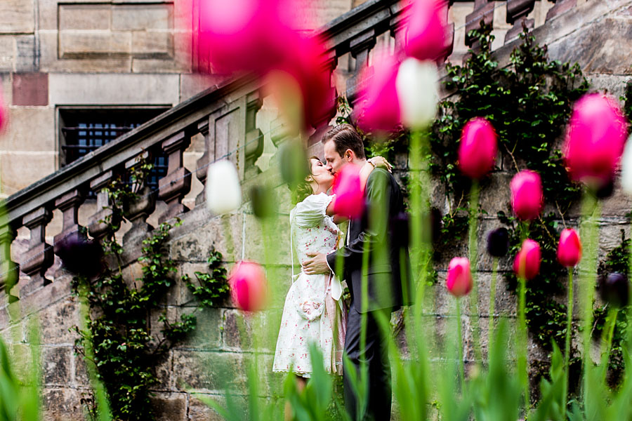 Braut und Bräutigam mit Tulpen an Hochzeit