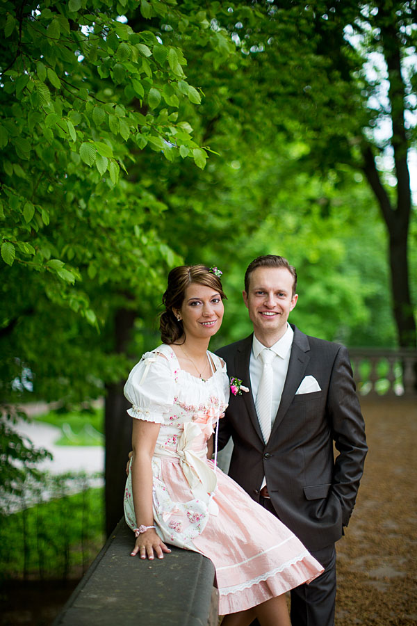 Klassisches Hochzeitsportrait im handgemachten Dirndl