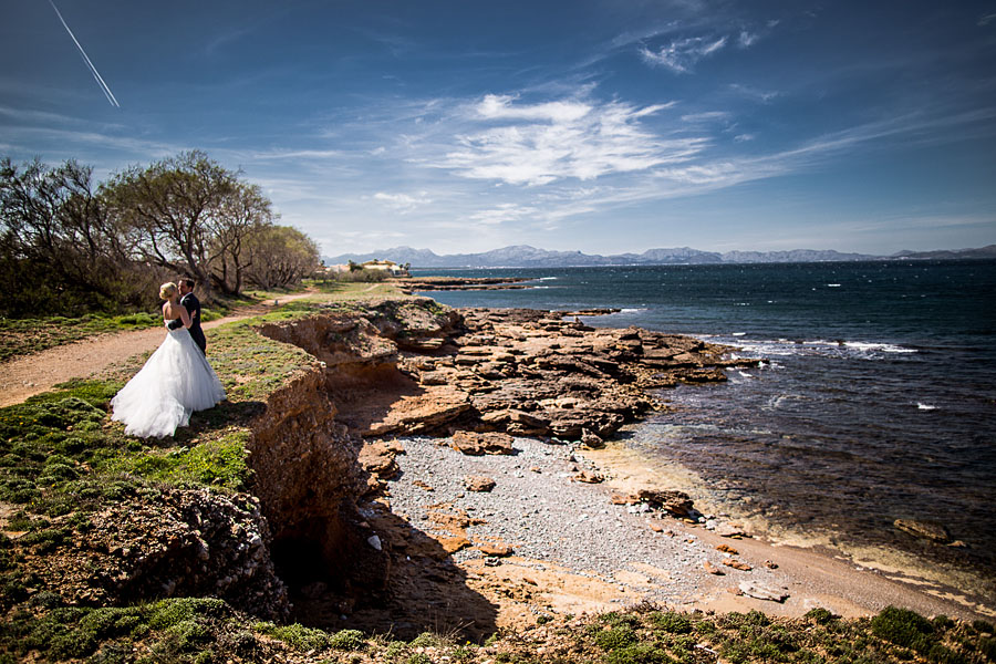 Brautpaar steht an einem Strand in Mallorca
