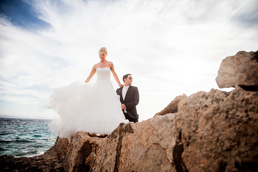 Brautpaar steht an Küste von Mallorca