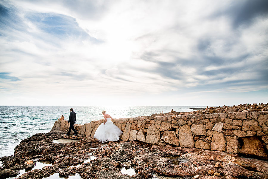 Sonnenschein auf Mallorca bei Brautpaar läuft zum Wasser